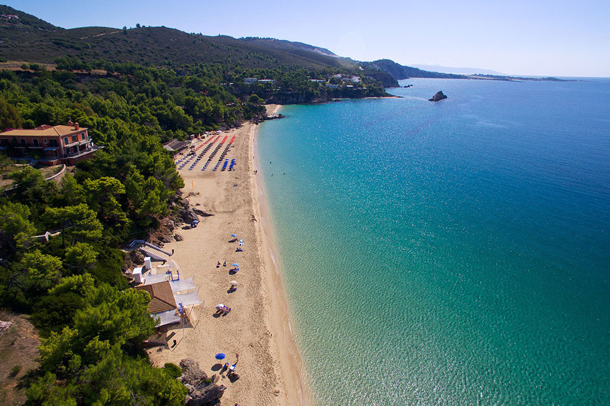 The lovely beach of Makris Gialos